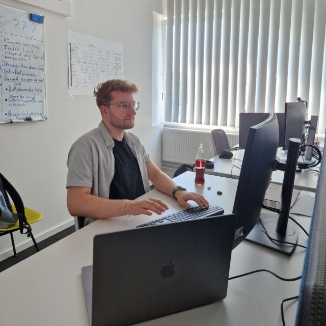 Ein Tag mit Maui: Unserem Azubi zum Fachinformatiker für Anwendungsentwicklung 💻
Seit einem Jahr verstärkt Maui unser IT-Team – und das mit vollem Einsatz! Vom Programmieren am Schreibtisch bis hin zu Teammeetings und gemeinsamen Brainstorming. Maui ist immer mitten im Geschehen und bringt frische Energie ins Team. 👨‍💻💡

#nimaxgmbh #ecommerce
______________________________________________
#TeamNIMAX #Fachinformatiker #Ausbildung #IT #Anwendungsentwicklung #EinTagMit #Maui #Karrierestart #Technologie #CodingLife #Ausbildungschancen #nimax #ecommerce #trainee #workfamily #ecommerce #nimaxfamily #weareone #together #workfamily #astronomy #bestplacetowork #bestteam #landsbergamlech #bavaria #mitarbeiter #microscopy